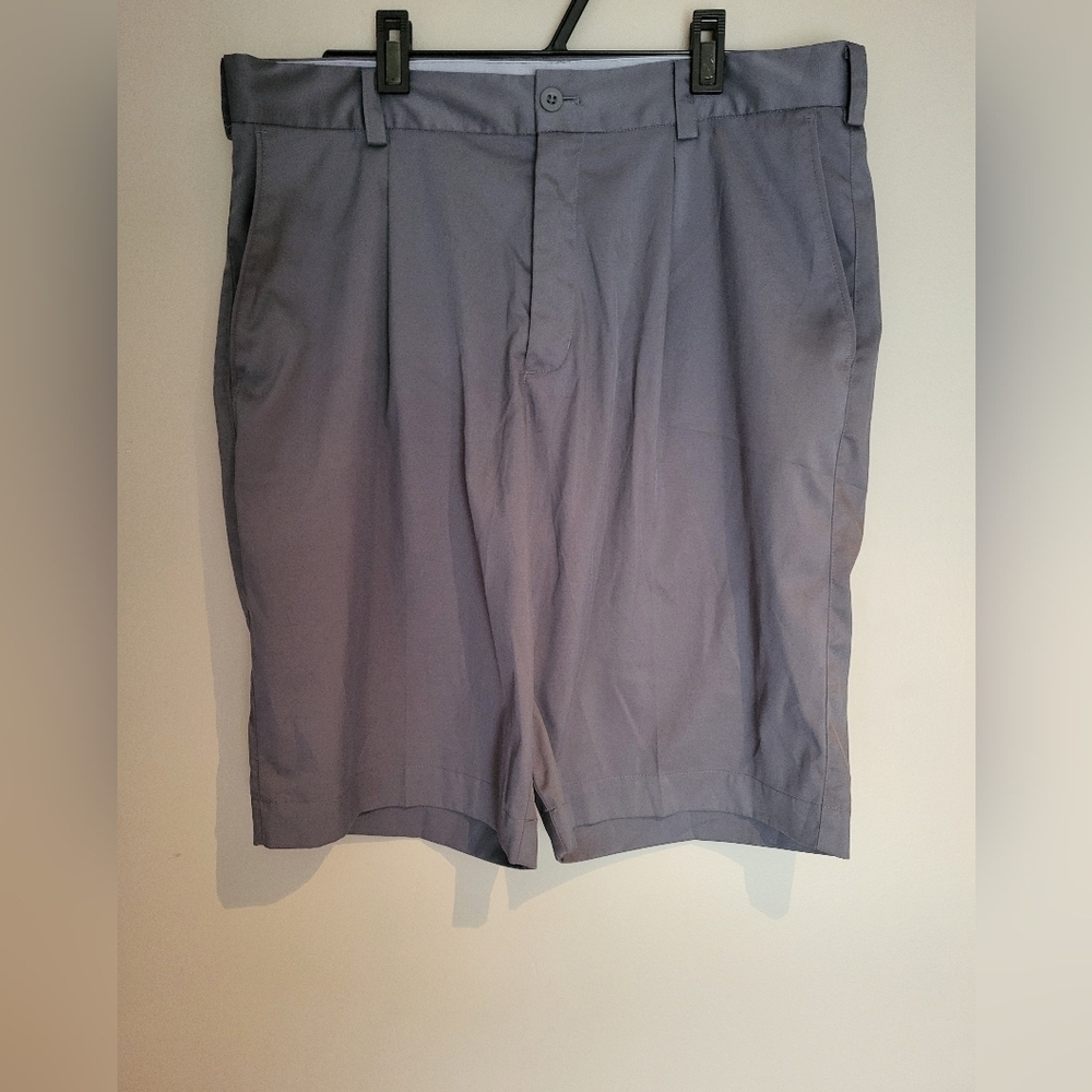 Nike Golf Shorts Size Medium (32)